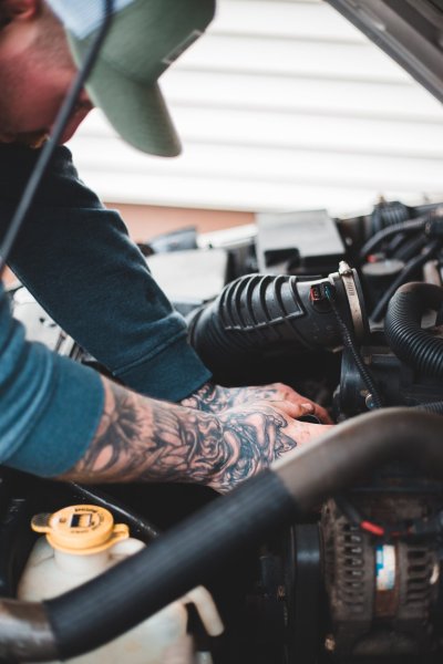 Autoreparaties die je thuis kunt doen: bespaar tijd en geld!